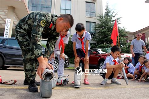 节日的坚守与陪伴 义乌萌娃与消防员叔叔一起过国庆 国庆 义乌新闻