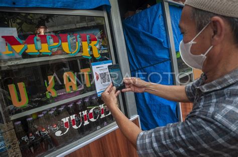 PENGGUNAAN QRIS DI PASAR TRADISIONAL RANGKASBITUNG ANTARA Foto