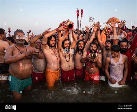 Indian Men Bathing Hi Res Stock Photography And Images Alamy