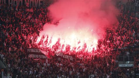 Torcida Do Corinthians Paralisa Jogo E Ergue Faixas Contra Petraglia