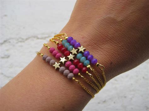 Pulseras Con Cuentas De Cristal Y Detalle De Estrella En Dorado