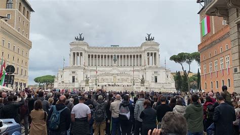 Le Frecce Tricolori Sull Altare Della Patria Il Novembre Youtube