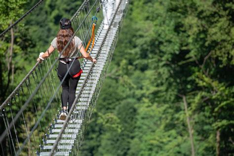 Dossena Italia Passeggiata Sul Ponte Tibetano Pi Lungo D Europa