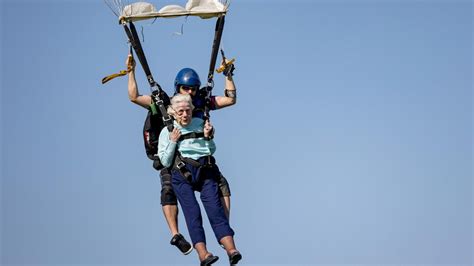 104 Year Old Chicago Woman Skydives From Plane In World Record Attempt