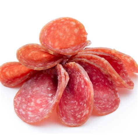 Rebanadas Ahumadas De Las Salchichas Del Salami Aisladas En El Fondo