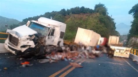 Video Carambola De Tráileres En Autopista Acatlán De Juárez Colima Deja Un Muerto