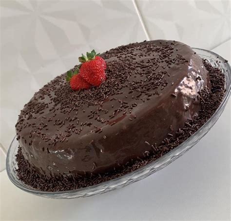 Bolo De Chocolate Trufado Com Ninho E Morango Receiteria