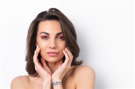 Mujer Hermosa Joven Con Piel Perfecta Maquillaje Rosa Primavera