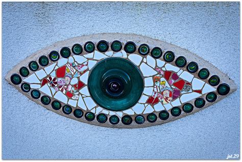 L Oeil De Pierre Chanteau Sur Un Mur D Ici Flickr