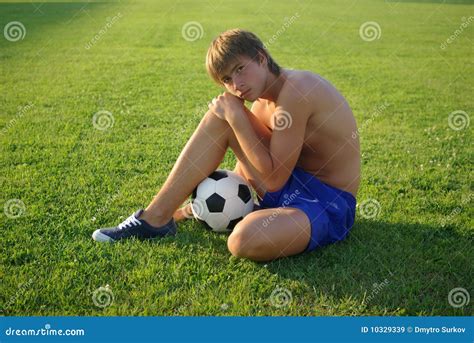 Un Muchacho Joven Con Un Balón De Fútbol Imagen de archivo Imagen de