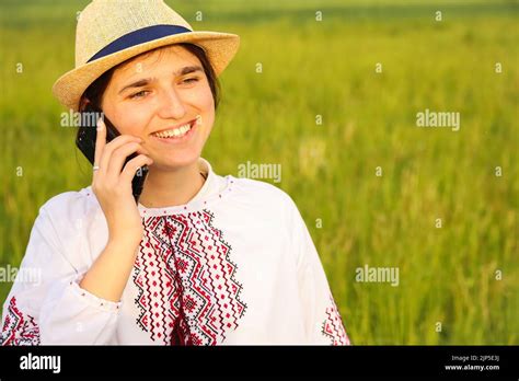 Desenfoque Mujer Joven Ucraniana Retrato Pradera De Fondo De La