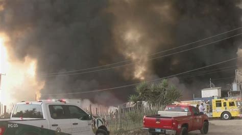 Incendio De Tarimas Provoca Columna De Humo Que Cubre La Presa Tijuana