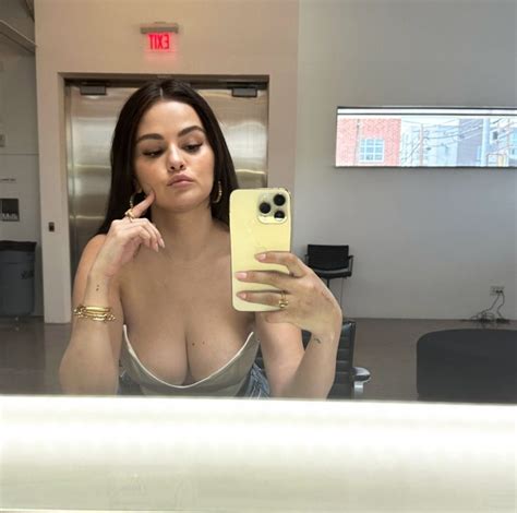 Selena Gomez Shares Another Killer Mirror Selfie Looks Fantastic In