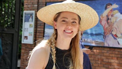 Amber Heard Que Fait Elle Pendant Que Johnny Depp Foule Le Tapis