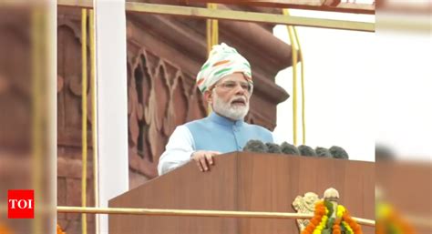 Pm Modi Inspects Guard Of Honour Hoists National Flag At Red Fort