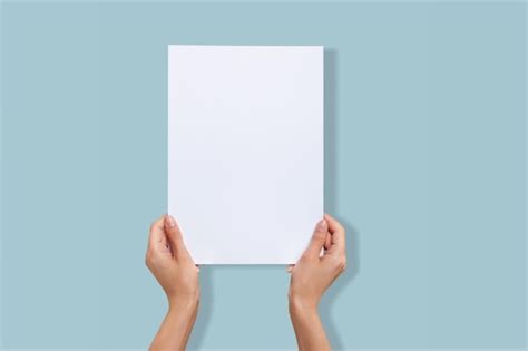 M Os Segurando Papel Branco Em Branco Para Um Papel De Carta Foto Premium