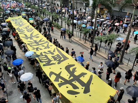 香港反極權遊行 街頭煙彈狂炸清場 影音 新聞 Rti 中央廣播電臺