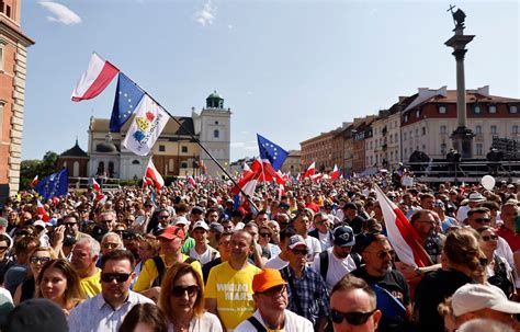 Pologne Manifestation massive à Varsovie contre le gouvernement