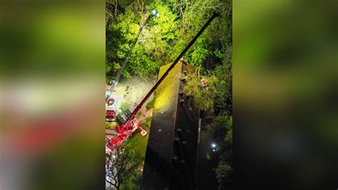 Gewitter in Bochum 25 Meter hoher Baum stürzt auf Haus