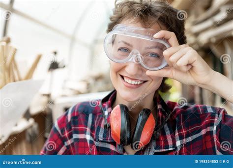 Jovem Bonito Profissional Feliz Retrato Carpinteiro Forte Feminino