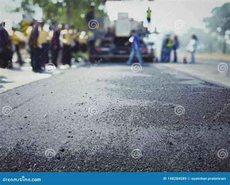 Manuten O De Estrada Queimando Materiais Velhos E Melhorando A