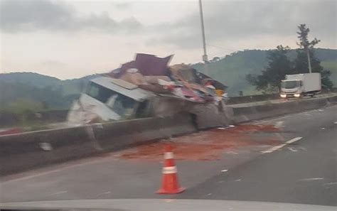 Carreta carga inflamável bate em veículo atinge mureta central e