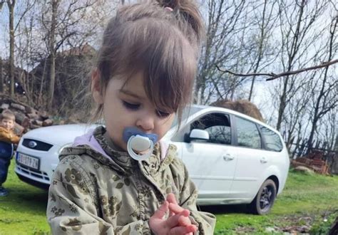 Ils Percutent Une Fillette De Ans En Voiture La Mettent Dans Le