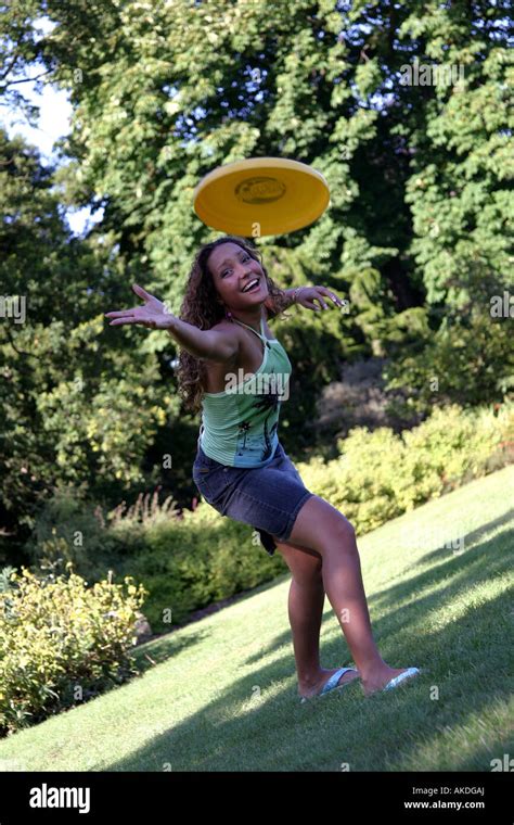 female throwing frisbee Stock Photo - Alamy