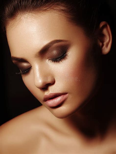 Blanker Brunette Der Auf Dem Bett Liegt Stockbild Bild von bemühung dunkel