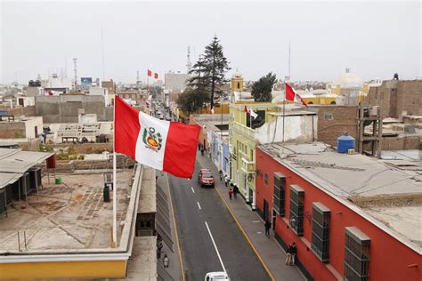 Trujillo del Perú Exhortan a izar la Bandera Nacional y a pintar o al