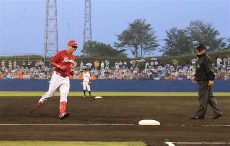 ＜巨・広＞1回1死一、二塁、1号3ランを放った新井はゆっくりとダイヤモンドを回る（撮影・尾崎 有希） ― スポニチ Sponichi Annex 野球