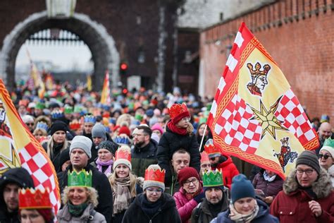 Wi To Trzech Kr Li W Krakowie Orszaki Opanuj Ulice I Wstrzymaj Na