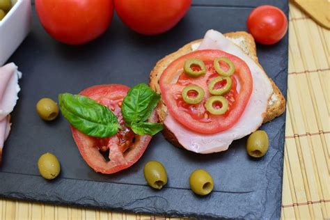 Kanapki z szynką pomidorem i oliwkami JestemFit pl