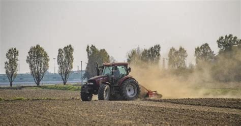 Trattore Si Ribalta Enne Muore Al Lavoro Nei Campi