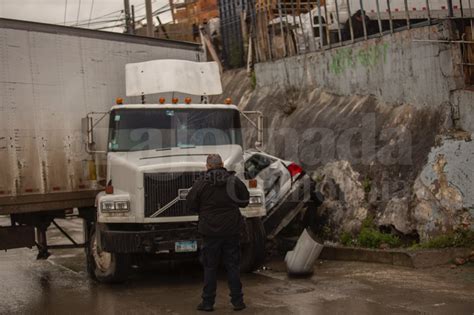 Derrapa tráiler y choca con auto estacionado sobre el bulevar Rosas