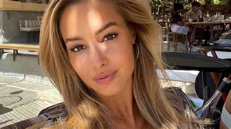 Viky Varga Il Bikini Evidenza Curve Da Sogno Gioco Di Parole In Descrizione