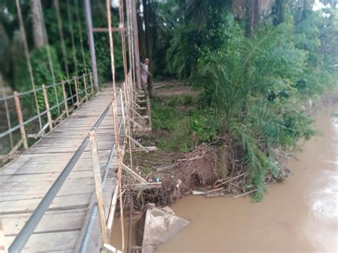 Tergerus Air Sungai Dan Dampak Banjir Jembatan Gantung Desa Remban