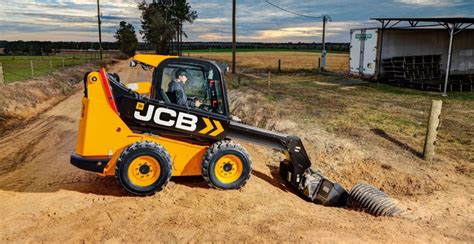 Jcb Launches Teleskid The First Compact Skid Steer Track Loader With A