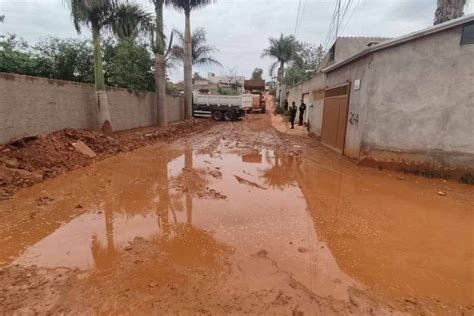 Chuva Df Gua Na Altura Do Peito Homem Mostra Casa Alagada