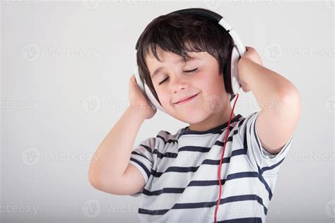 Ni O Escuchando Musica Con Audifonos Foto De Stock En Vecteezy