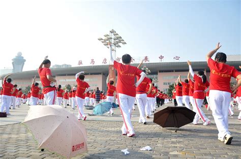 河南2000多名广场舞大妈烈日下玩快闪 几曲舞跳罢迅速离场遮阳伞大妈天中广场新浪新闻