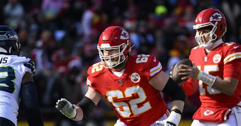 Chiefs lose starting LG Joe Thuney to ankle injury