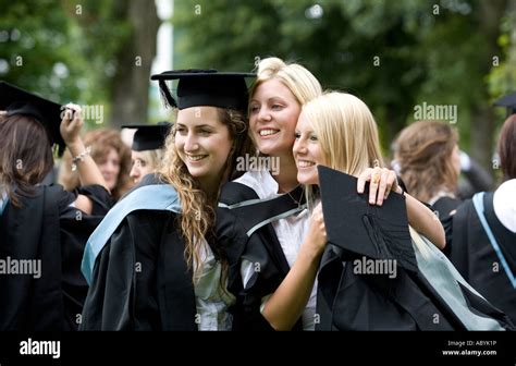 Un trío de amigos celebran su graduación en la Universidad de