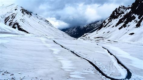 Planning To Visit Himachal Pradesh Snowfall Begins In Baralachla