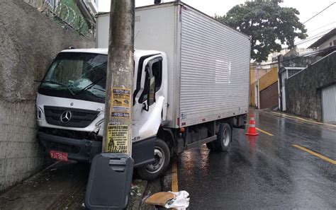 Caminhão bate em poste na ladeira do Acupe em Salvador Bahia G1