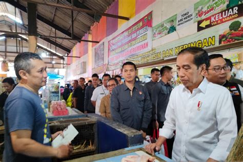 Joko Widodo Kunjungi Pasar Cihapit Bandung Cek Harga Pangan ANTARA