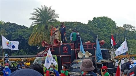 Aksi May Day Buruh Dan Mahasiswa Mulai Padati Kawasan Monas Dan Patung