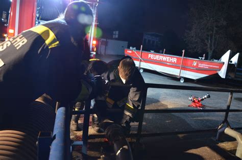 Freiwillige Feuerwehr Krems Donau Schulung Tragbarer Wasserwerfer