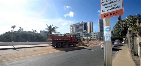 Obras Da Embasa Interditam Trecho Da Av Oce Nica Segunda E Ter A Metro