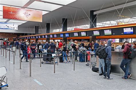 Flughafen Zürich Flughafen Schreibt 2021 Erneut Rote Zahlen Der